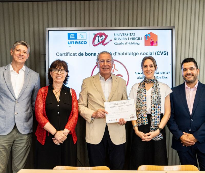 The Chair awards the Certificate of Good Social Housing Management to the Nou Lloc Foundation